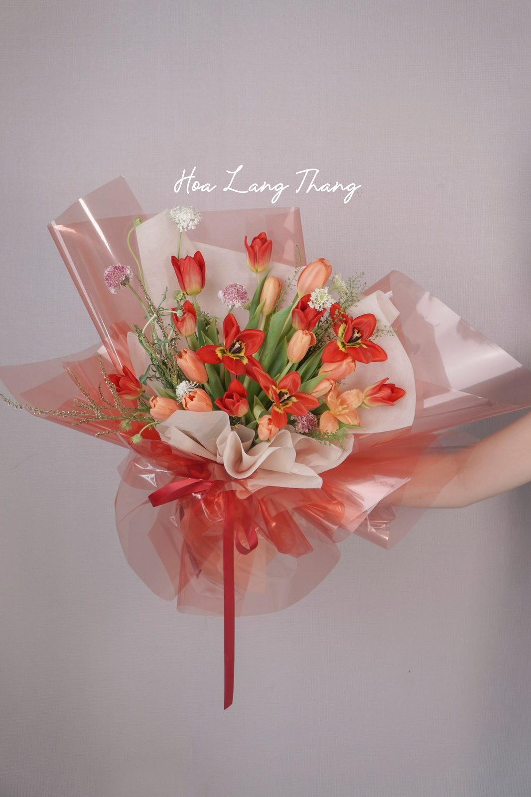 Lẵng hoa tulip đỏ cam gỗ gardening - Warm Embrace