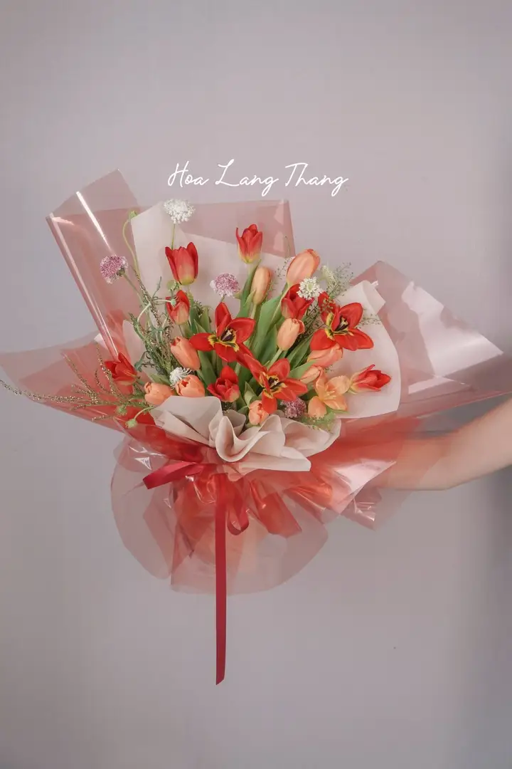 Lẵng hoa tulip đỏ cam gỗ gardening - Warm Embrace — góc khác
