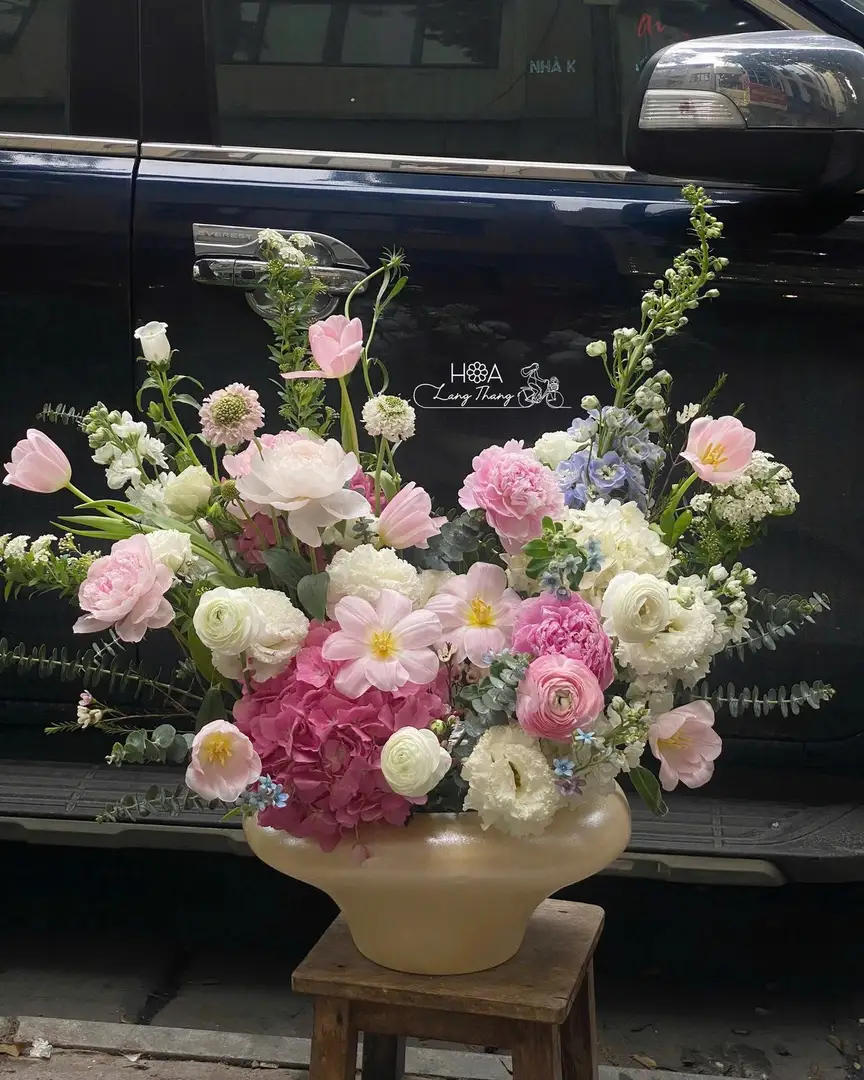 Bình hoa tulip Hà Lan mix cẩm tú cầu - Elegant Harmony — góc khác