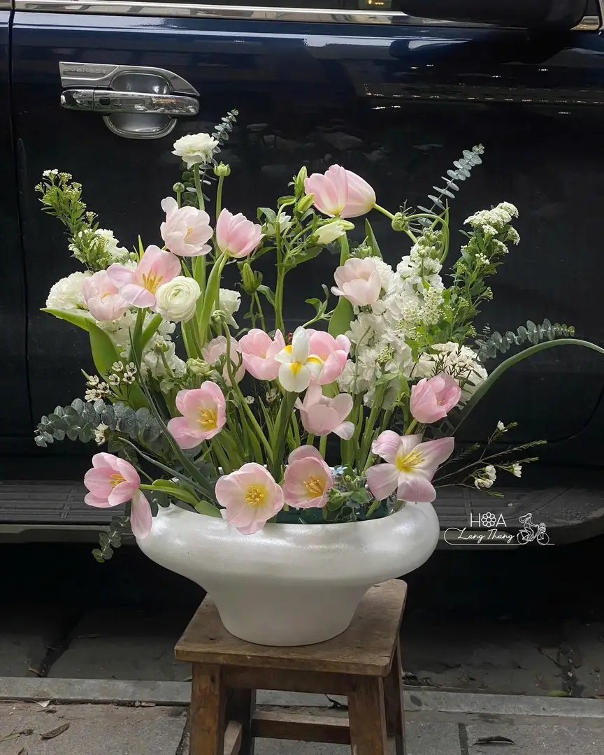 Bình hoa tulip Hà Lan mix - Timeless Elegance — góc khác