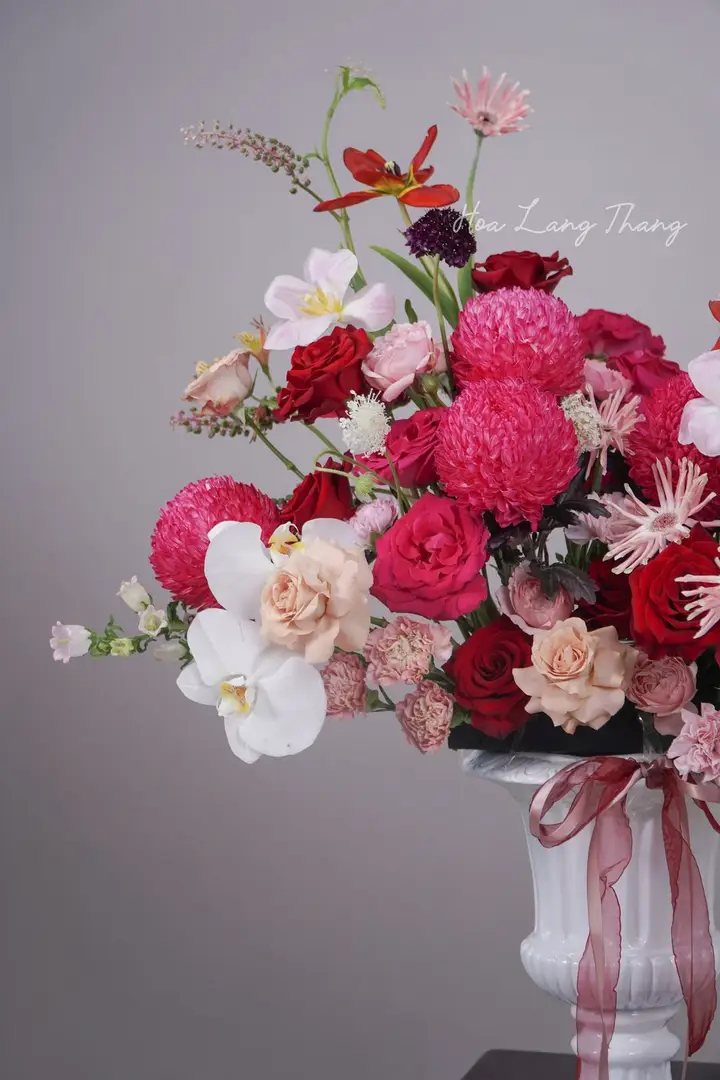 Bình hoa hồng mix lá phụ nhập khẩu - Classical Elegance — góc khác