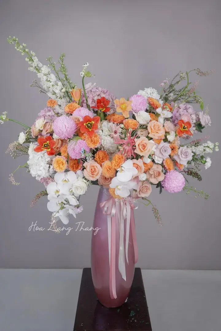 Bình hoa hồng cam & lá trắng sứ - Ivory Elegance — góc khác