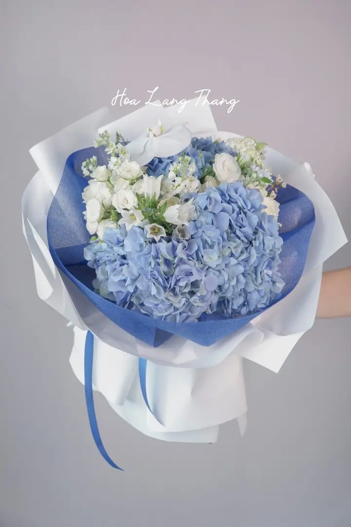 Bó hoa cẩm tú cầu xanh mix lan hồ điệp - Lavender Harmony