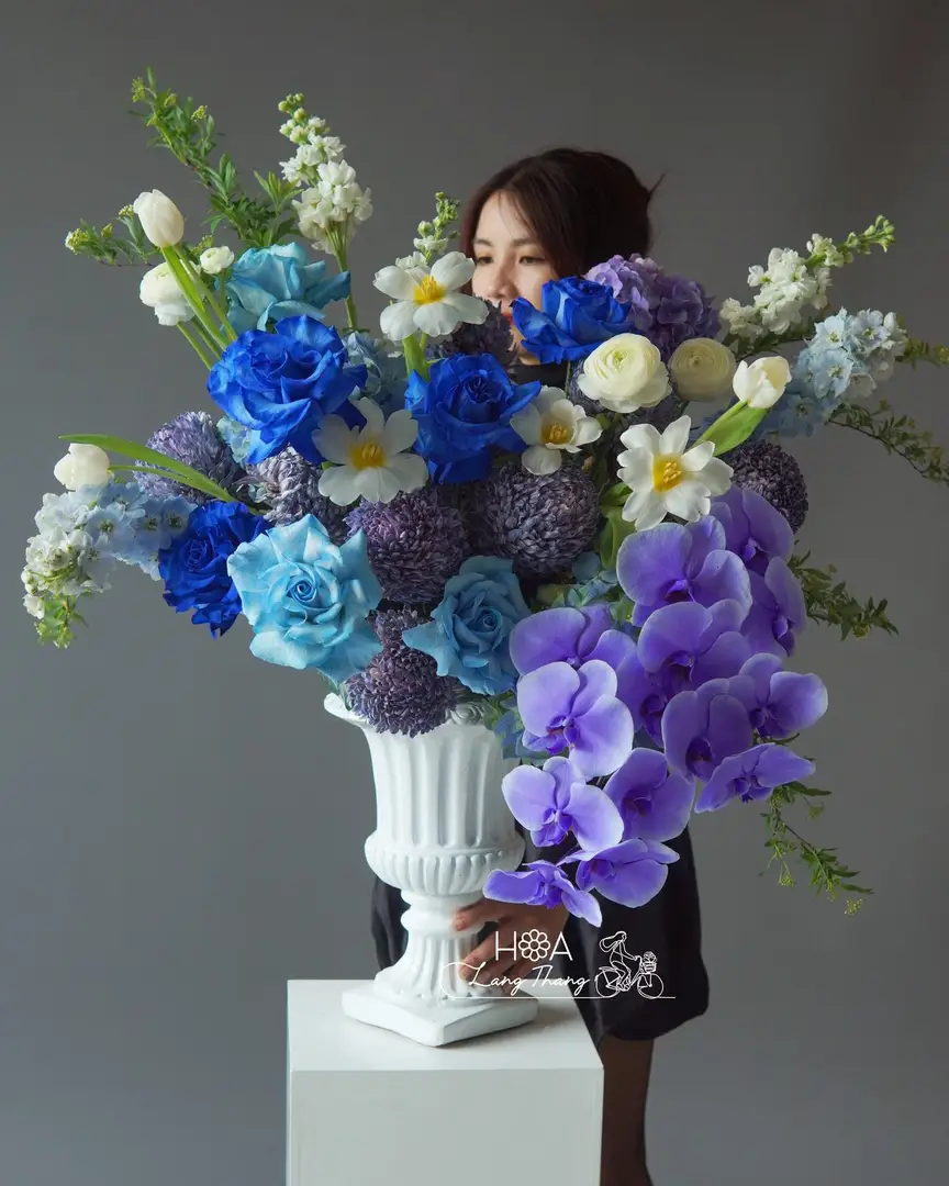 Bình hoa hồng Ecuador mix lan hồ điệp - Timeless Elegance — góc khác