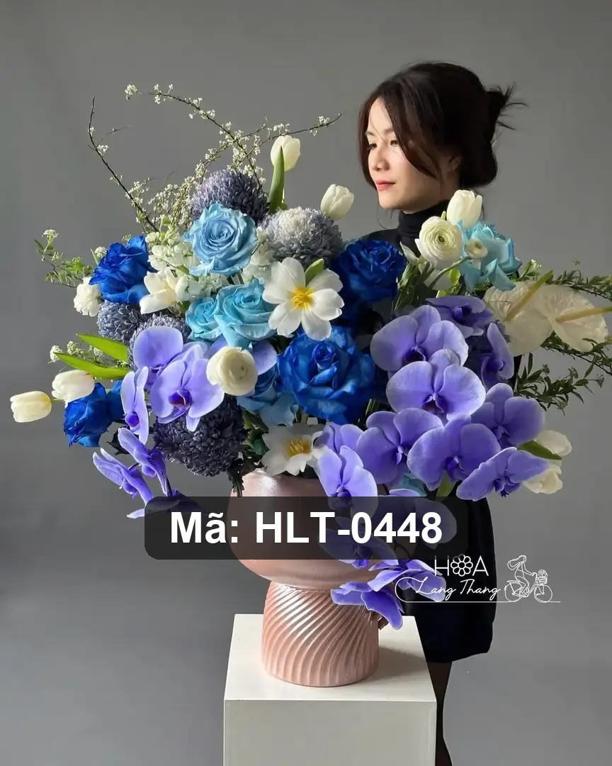 Vase mit Ecuador-Rosen, Phalaenopsis-Orchidee und holländischen Tulpen – Opulent Harmony