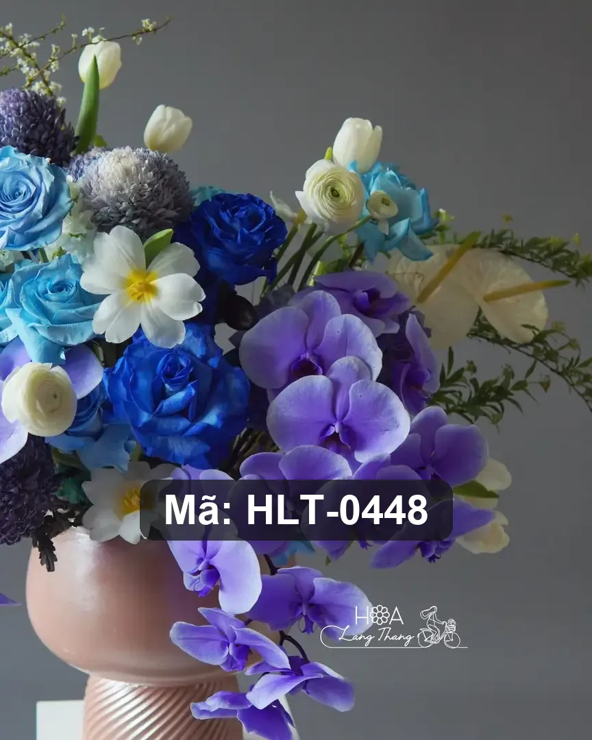 Vase mit Ecuador-Rosen, Phalaenopsis-Orchidee und holländischen Tulpen – Opulent Harmony 4