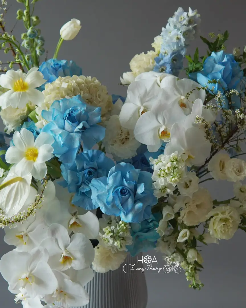 Bình hoa hồng Ecuador mix lan hồ điệp tulip Hà Lan - Emerald Harmony — góc khác