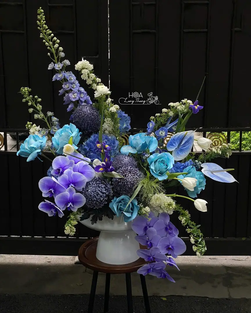Bình hoa hồng Ecuador mix lan hồ điệp - Orchid Elegance — góc khác