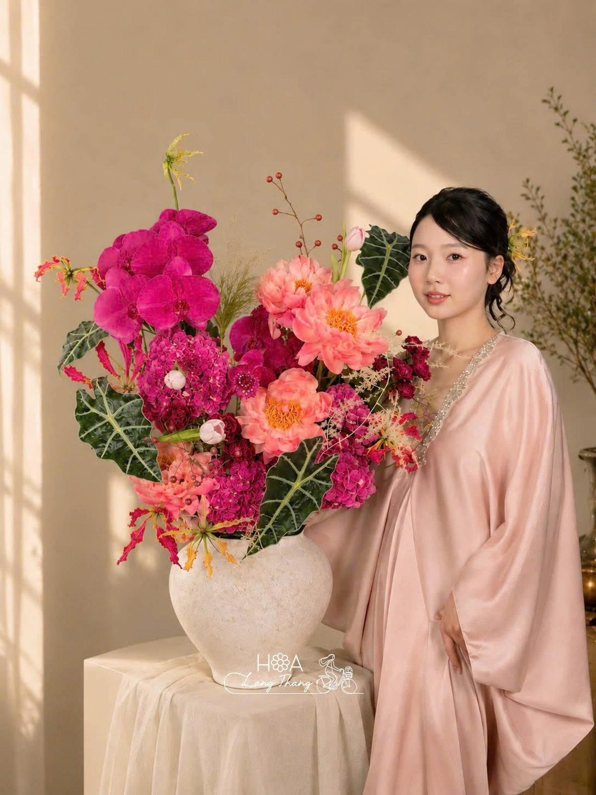 Bình hoa peony mix lan hồ điệp tulip Hà Lan - Eternal Luxury