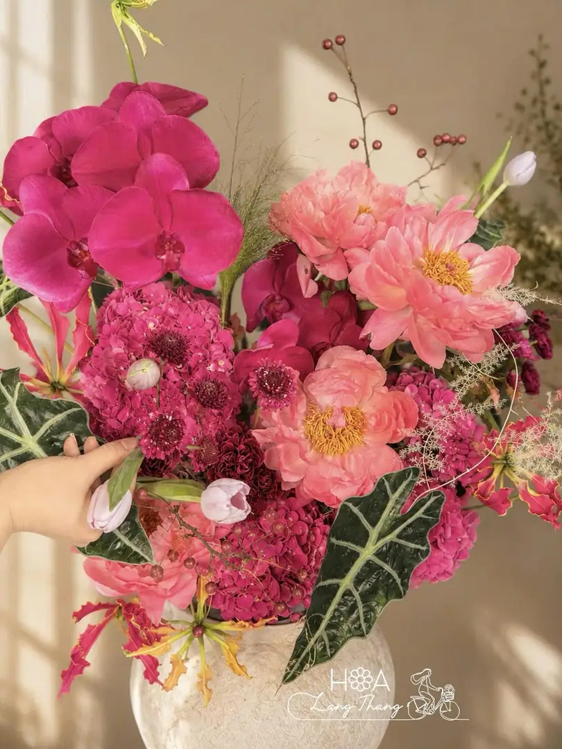 Bình hoa peony mix lan hồ điệp tulip Hà Lan - Eternal Luxury — góc khác