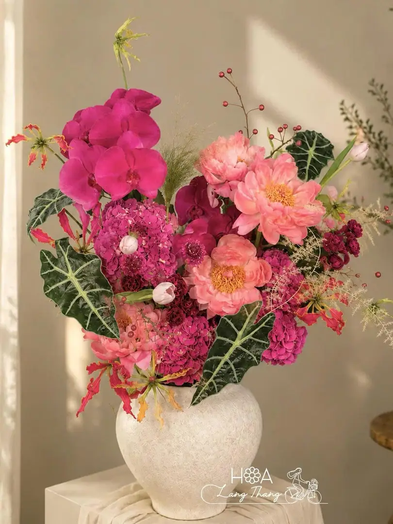 Pfingstrosen gemischt mit Phalaenopsis-Orchidee und holländischen Tulpen in Vase – Eternal Luxury 3