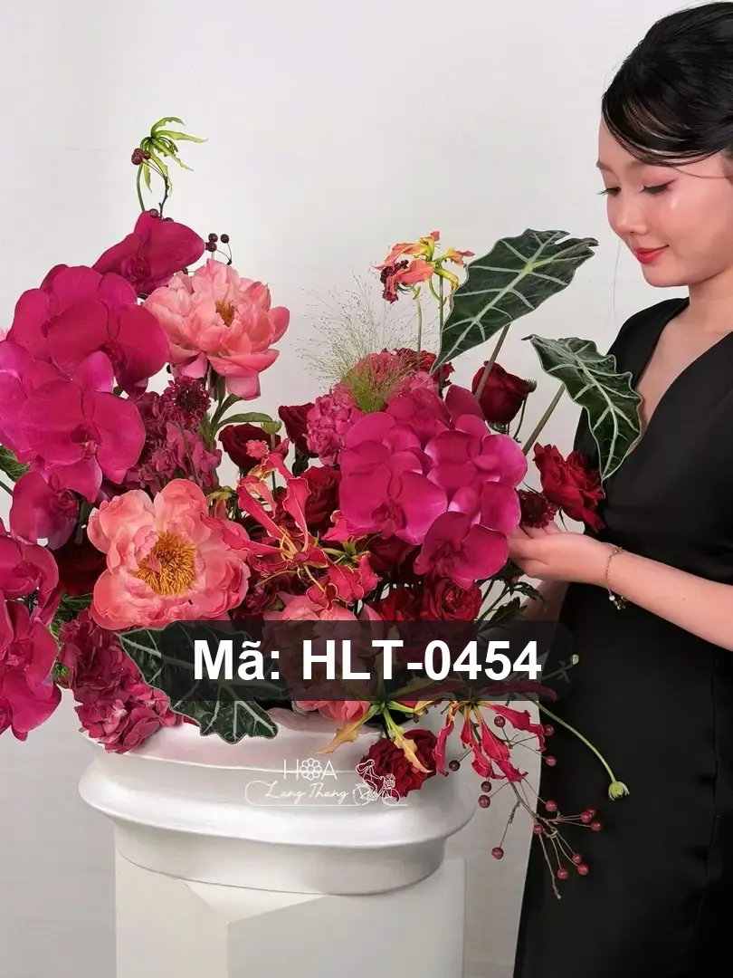 Phalaenopsis-Orchidee mit rosa Pfingstrosen und roten Naomi-Rosen in der Vase – Orchid Peony Elegance