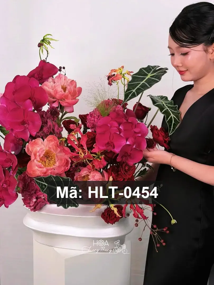 फेलेनोप्सिस ऑर्किड गुलाबी पियोनी और लाल नाओमी गुलाब के साथ फूलदान में – Orchid Peony Elegance 2