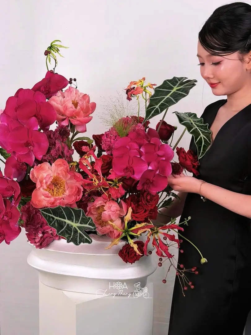 Bình hoa lan hồ điệp mix mẫu đơn hồng Red Naomi - Orchid Peony Elegance — góc khác