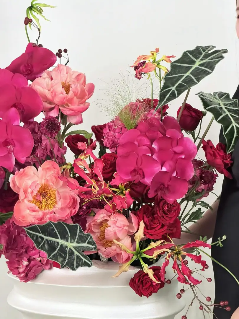 Bình hoa lan hồ điệp mix mẫu đơn hồng Red Naomi - Orchid Peony Elegance - Hoa Lang Thang