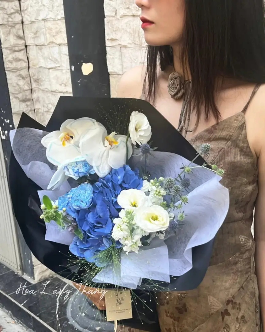 Bó hoa cẩm tú cầu mix lan hồ điệp - Orchid Reverie