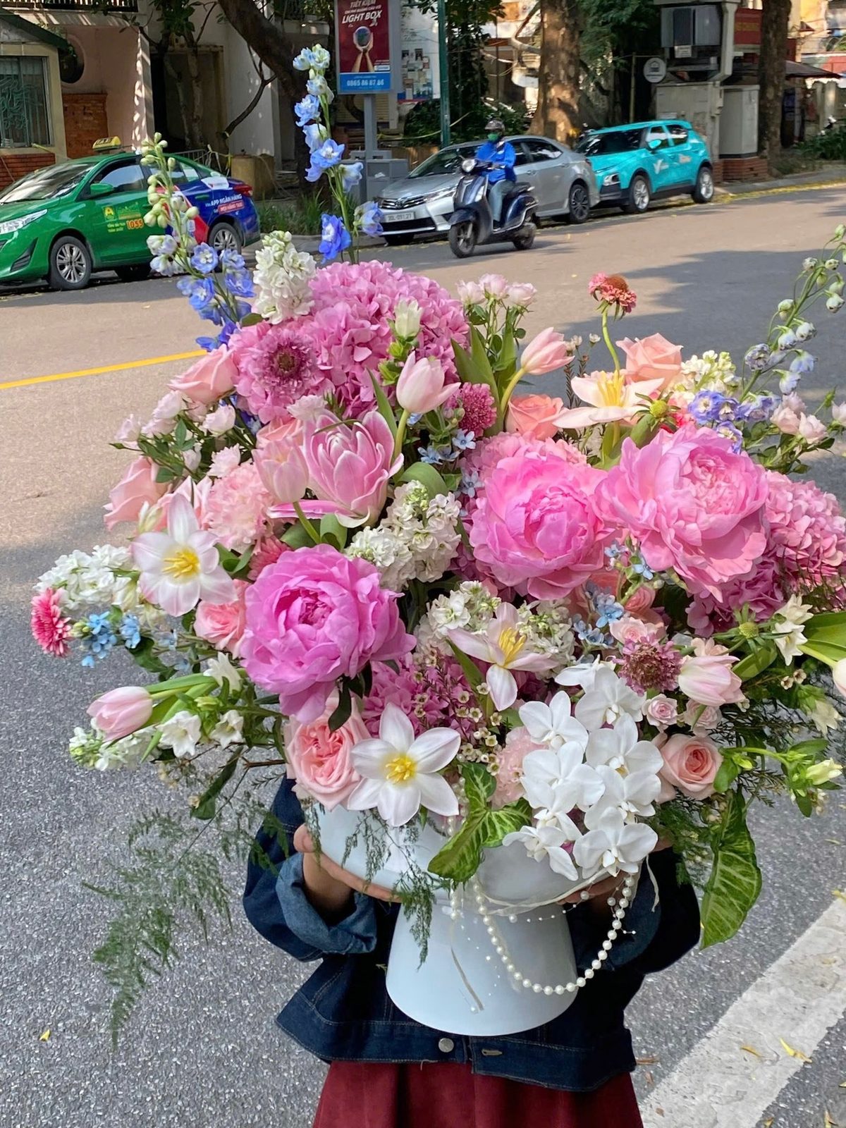 Bình hoa mẫu đơn mix hoa lá phụ - Peony Elegance