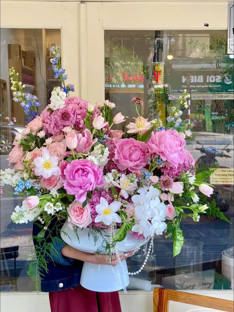 Bình hoa mẫu đơn mix hoa lá phụ - Peony Elegance — góc khác