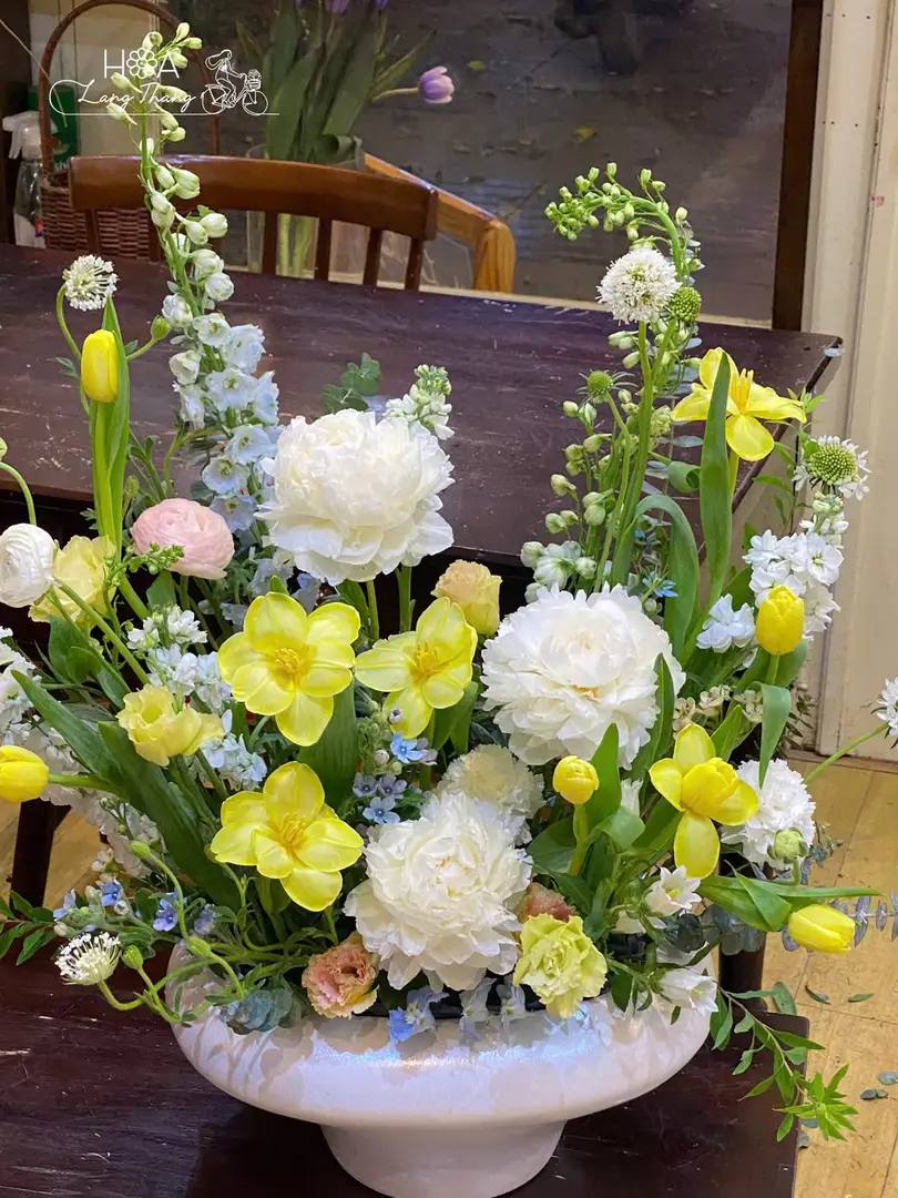 Bình hoa tulip vàng mix mẫu đơn Hà Lan - Golden Elegance — góc khác