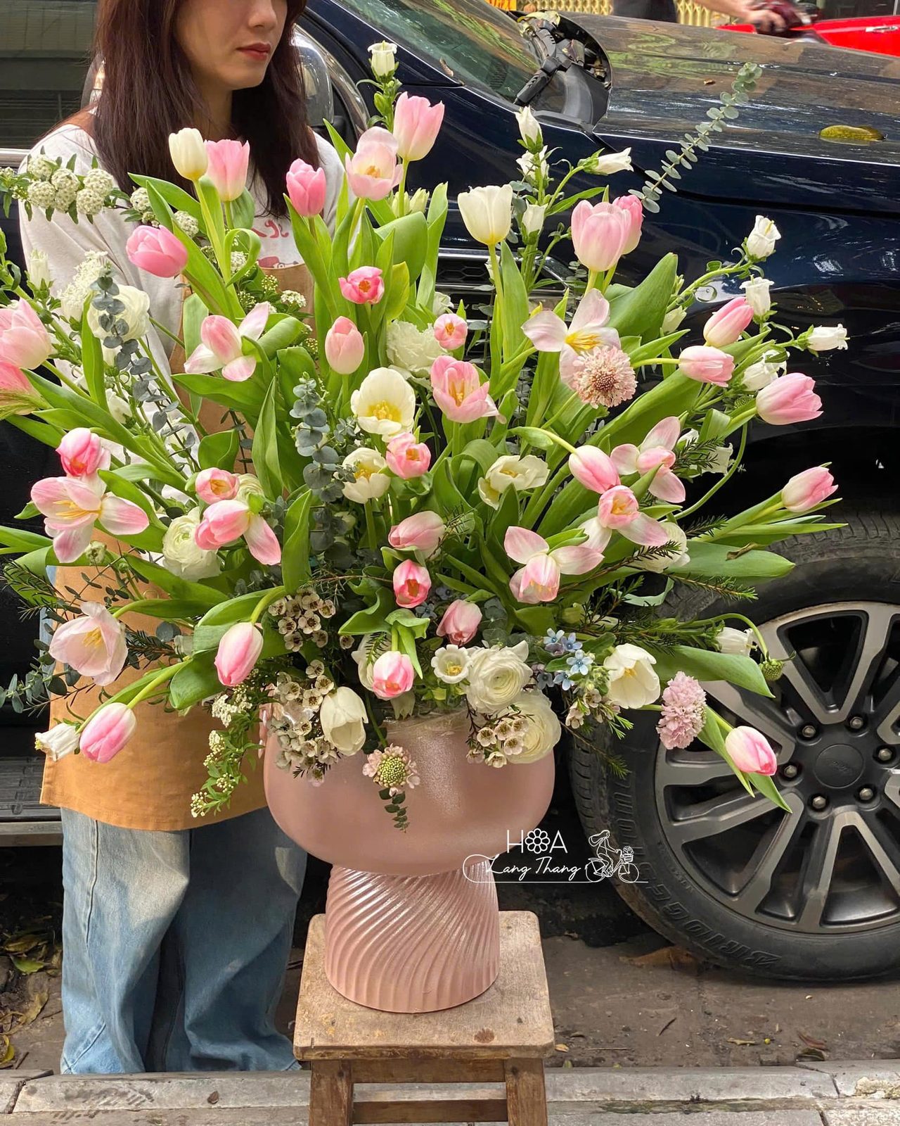 Bình hoa tulip Hà Lan, lan hồ điệp và hồng nhạt - Pale Harmony