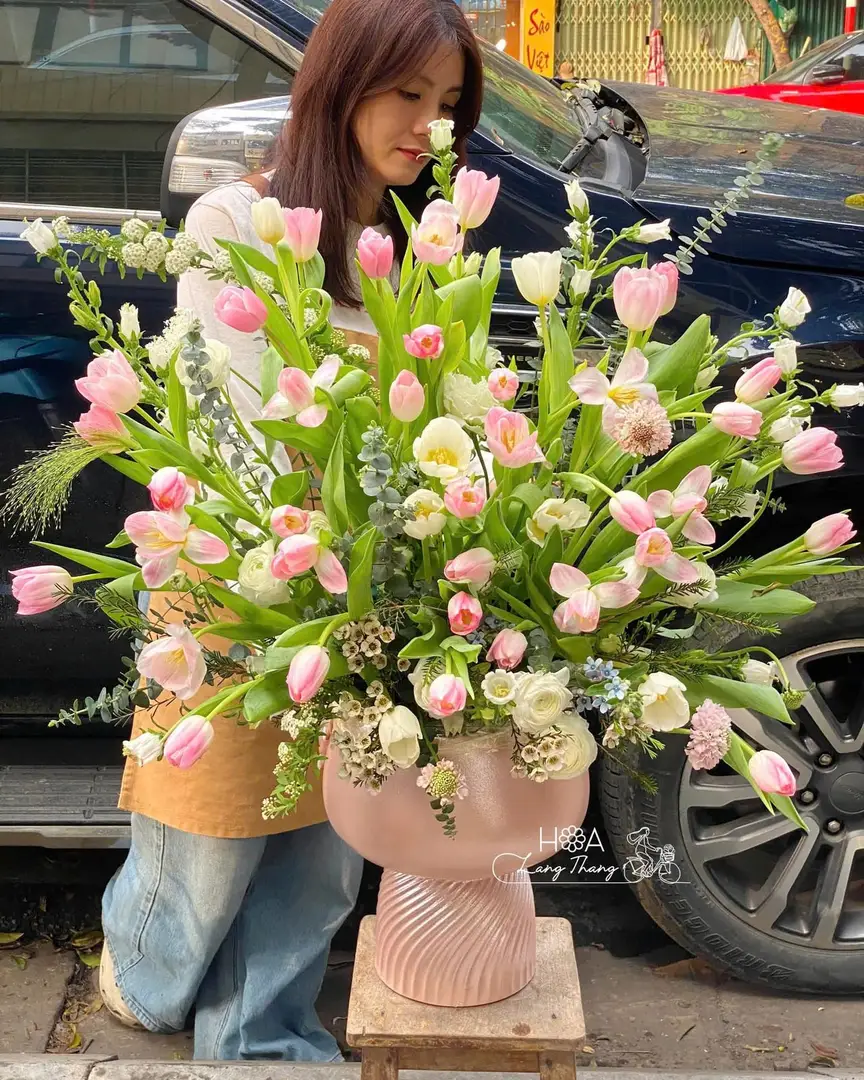 Bình hoa tulip Hà Lan, lan hồ điệp và hồng nhạt - Pale Harmony — góc khác