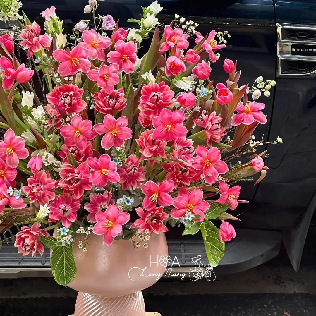 Bình hoa tulip hồng nhuộm mix hoa nhiều cánh - Rosy Elegance — góc khác