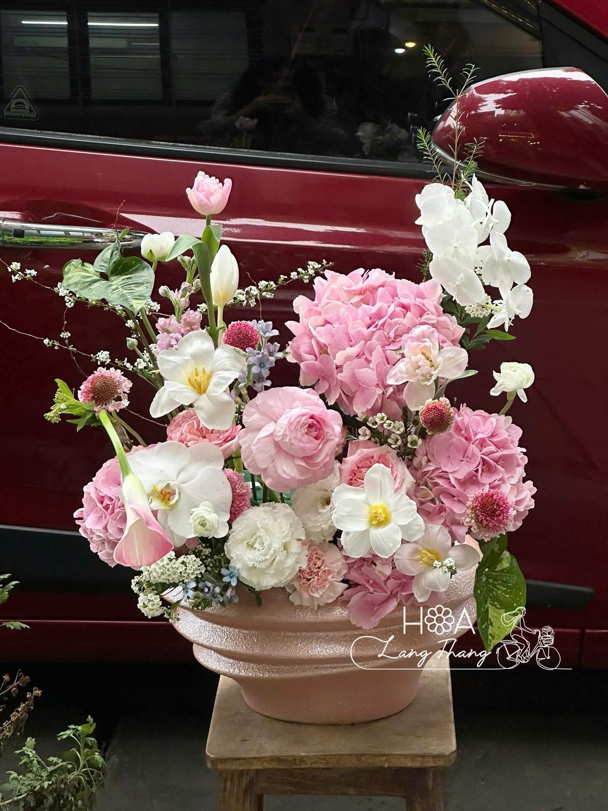 Bình hoa tulip mix cẩm tú cầu lan hồ điệp - Tulip Harmony