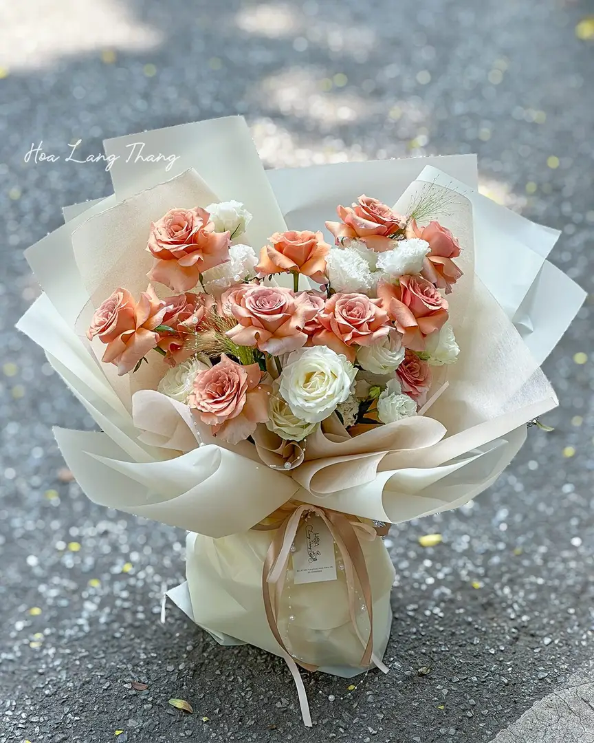 Bó hồng shimmer gỗ gardening - Whispered Elegance — góc khác