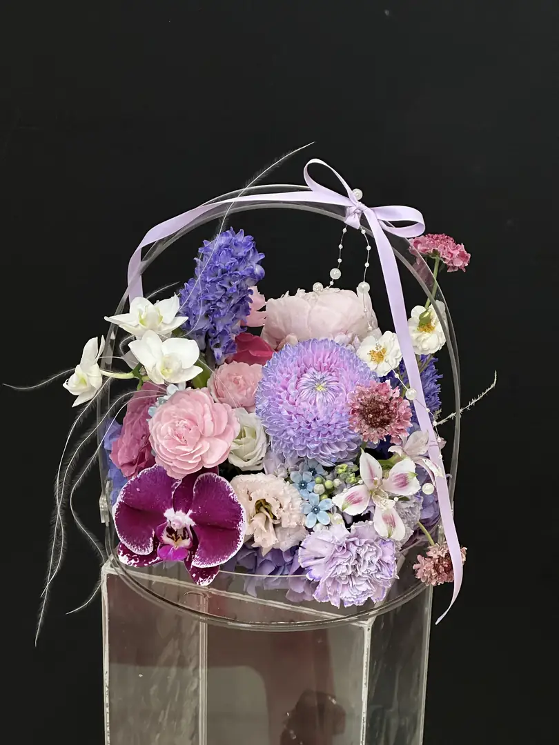 Hộp mica tròn mẫu đơn hồng và lan tím