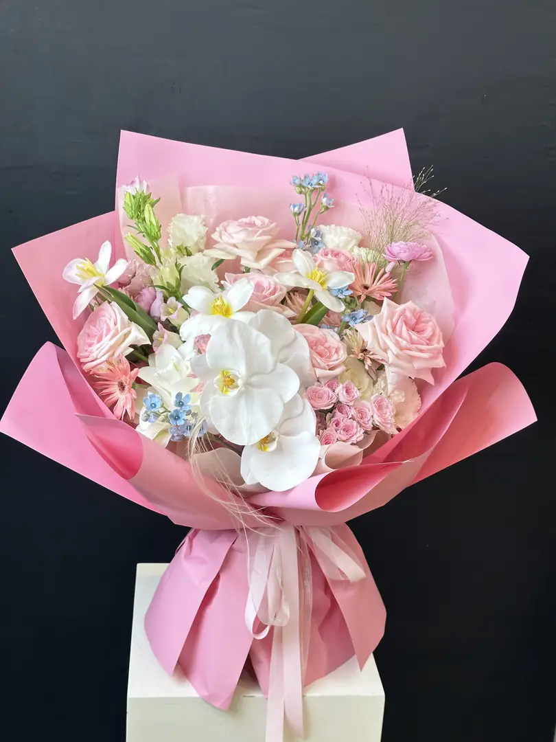 Bó hồng phấn và lan hồ điệp trắng giấy hồng
