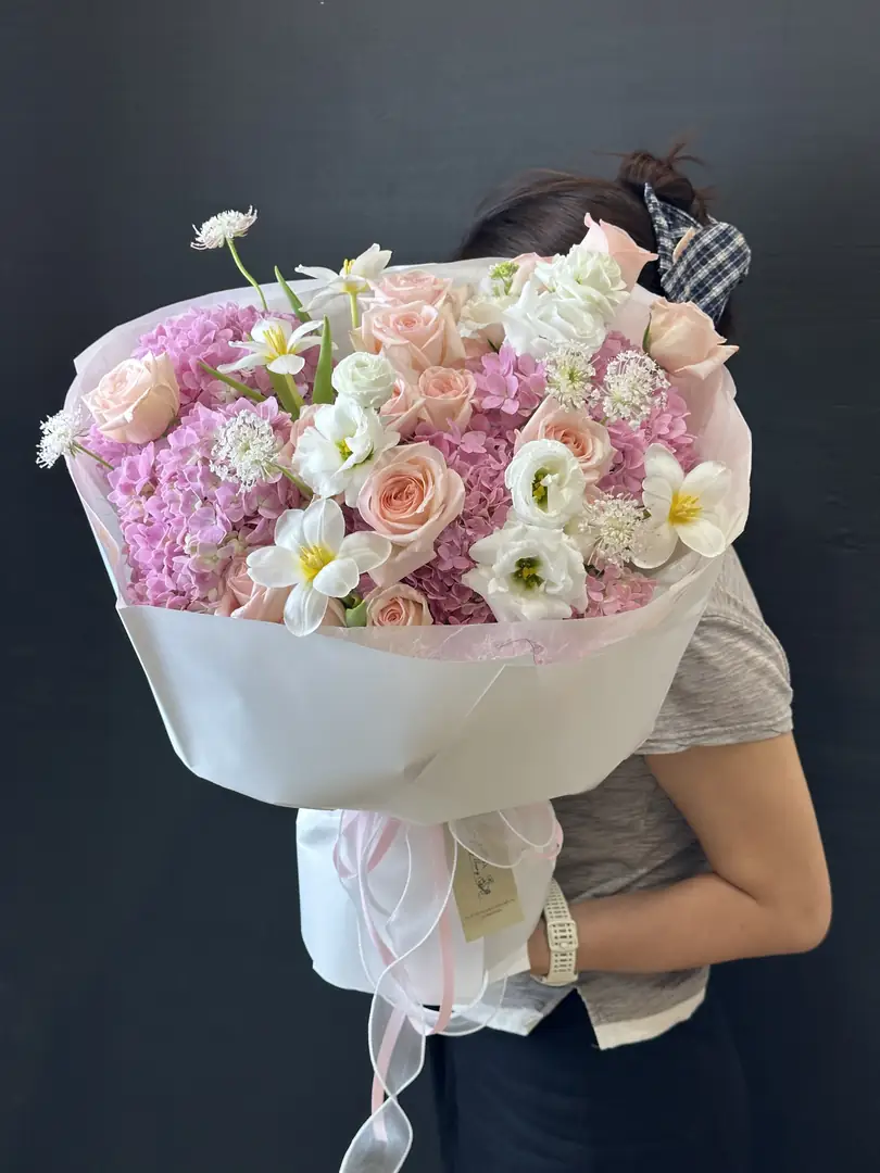 Bó cẩm tú cầu hồng và hồng kem cỡ lớn