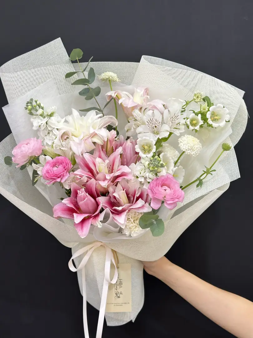 Bó hoa ly hồng và mao lương giấy trắng - Ảnh 1