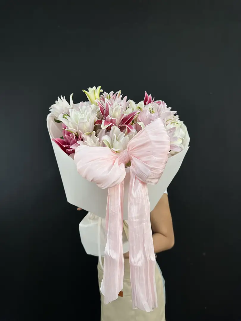 Bó hoa ly nơ lụa hồng - Ảnh 1