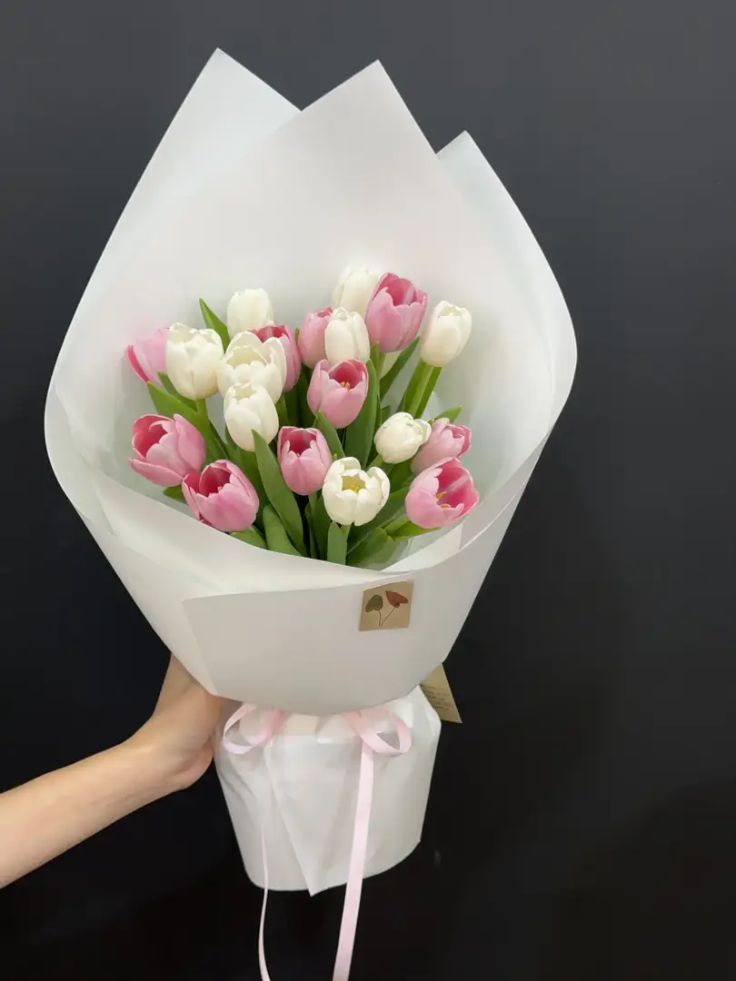 Bó tulip hồng trắng giấy trắng - Ảnh 1