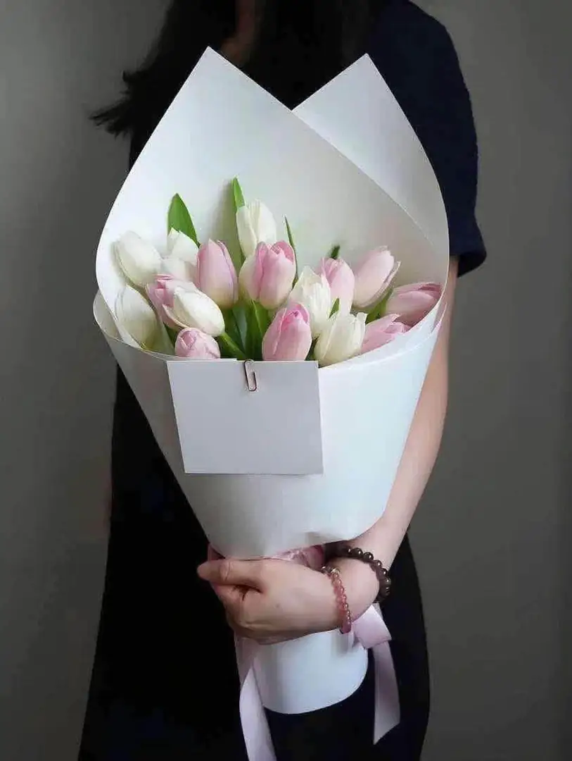 Bó tulip hồng trắng giấy trắng - Thumbnail 2
