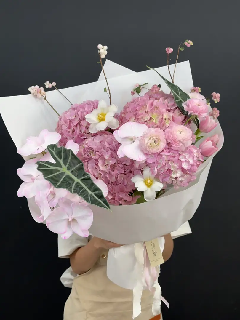 Bó cẩm tú cầu hồng và lan hồ điệp