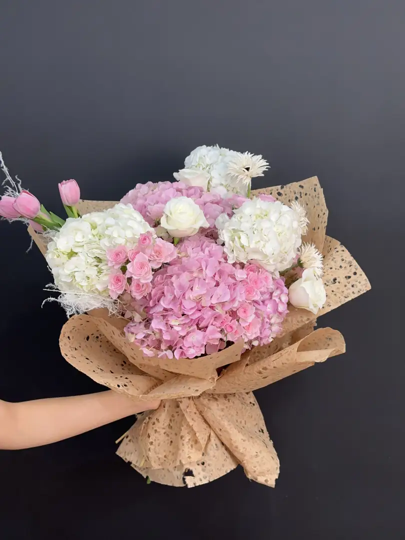 Bó cẩm tú cầu hồng trắng giấy chấm bi - Ảnh 1