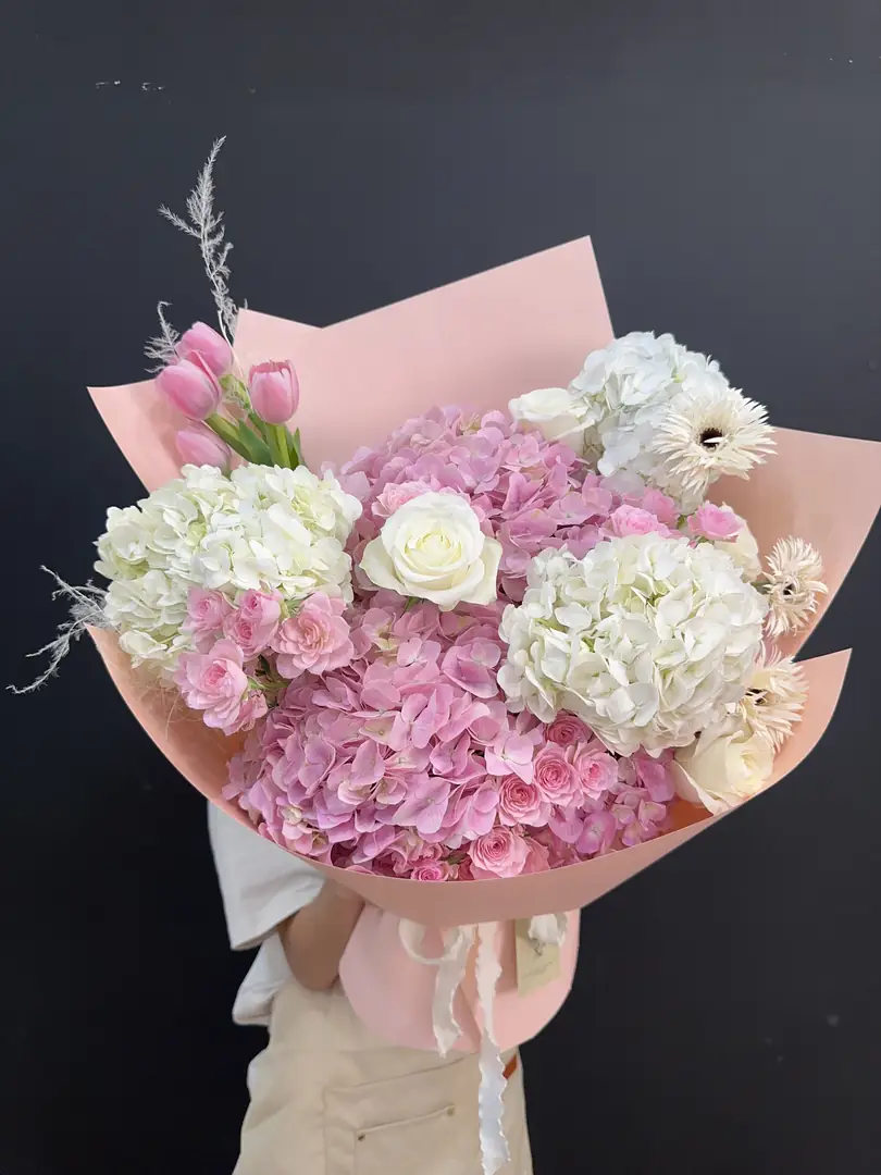 Bó cẩm tú cầu hồng trắng giấy hồng