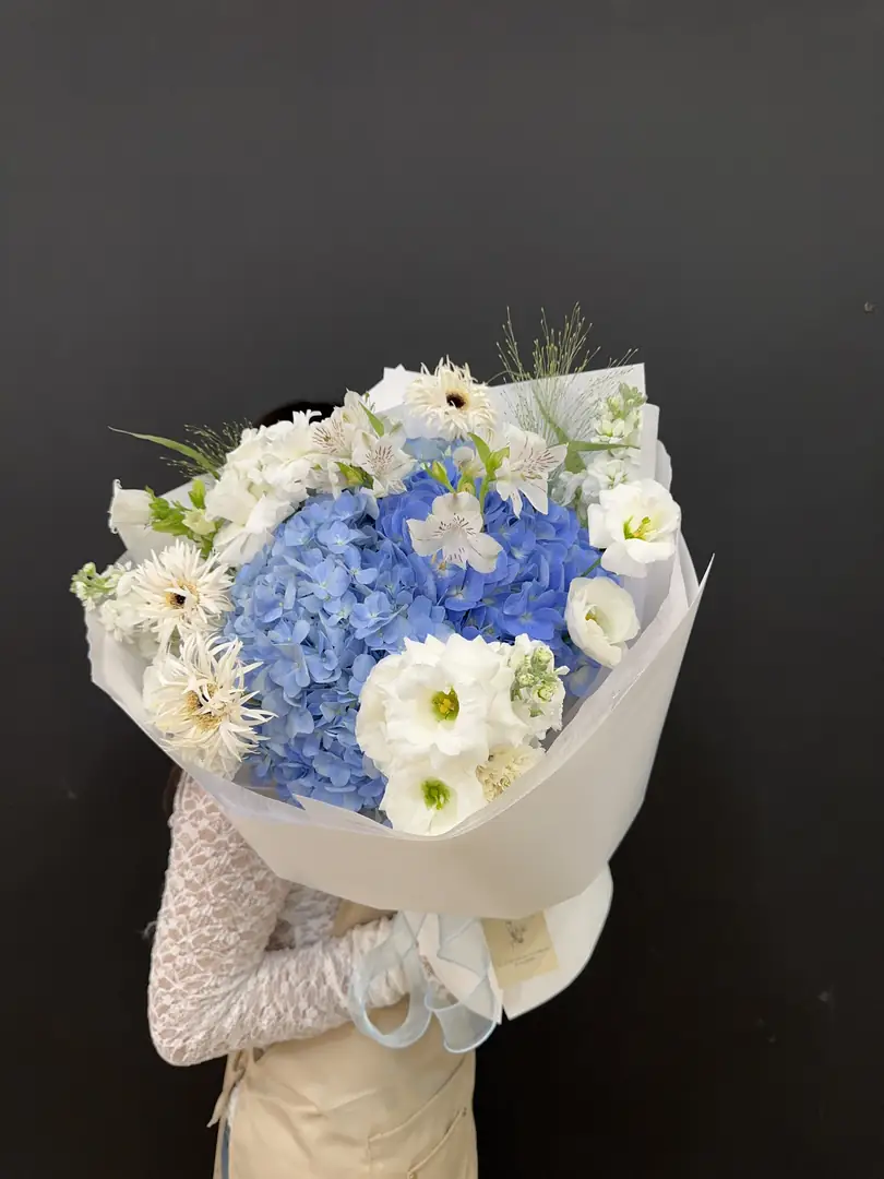 Bó cẩm tú cầu xanh dương và cúc trắng