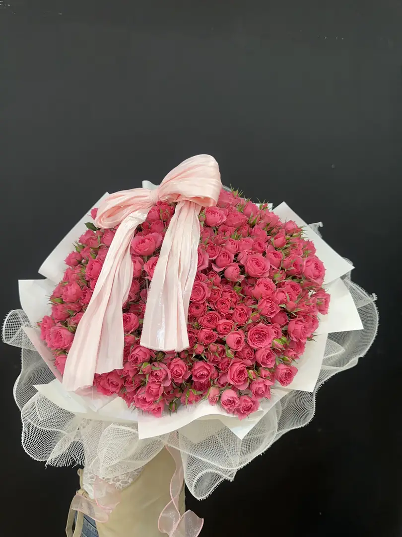 Bó hồng chùm hồng đậm nơ lụa