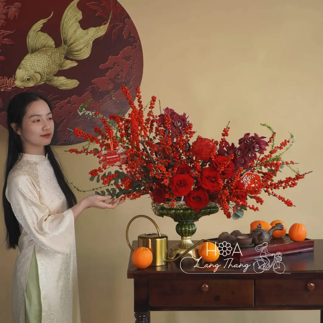 Bình hoa Tết đỏ đào đông và hồng đỏ - Ảnh 1