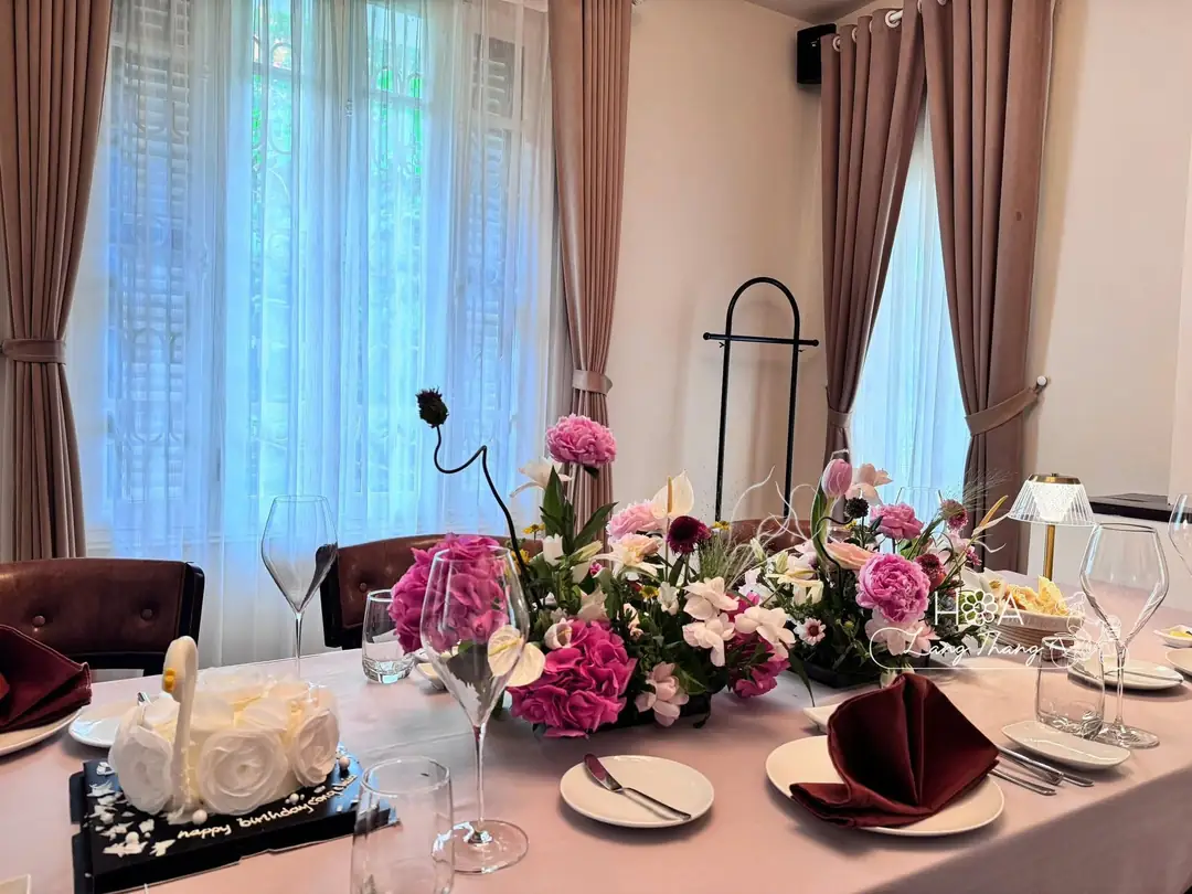 Hoa trang trí bàn tiệc - Ảnh 1
