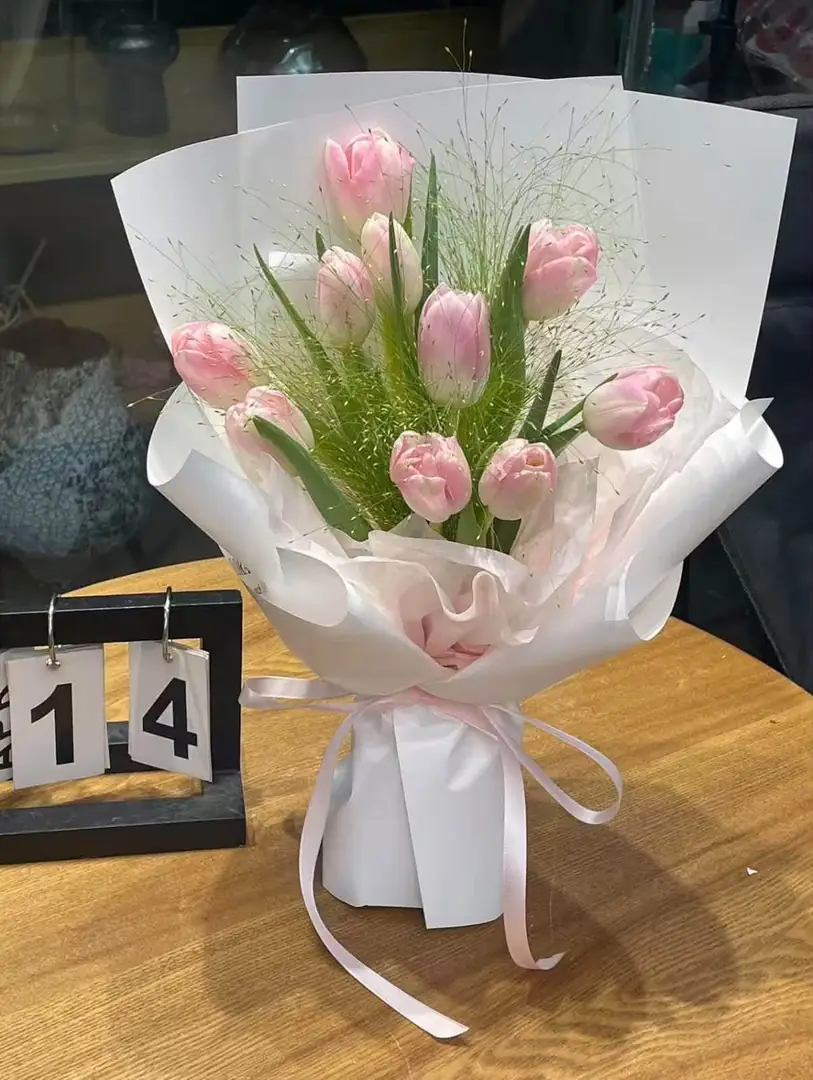 Bó tulip hồng phấn giấy trắng - Ảnh 1