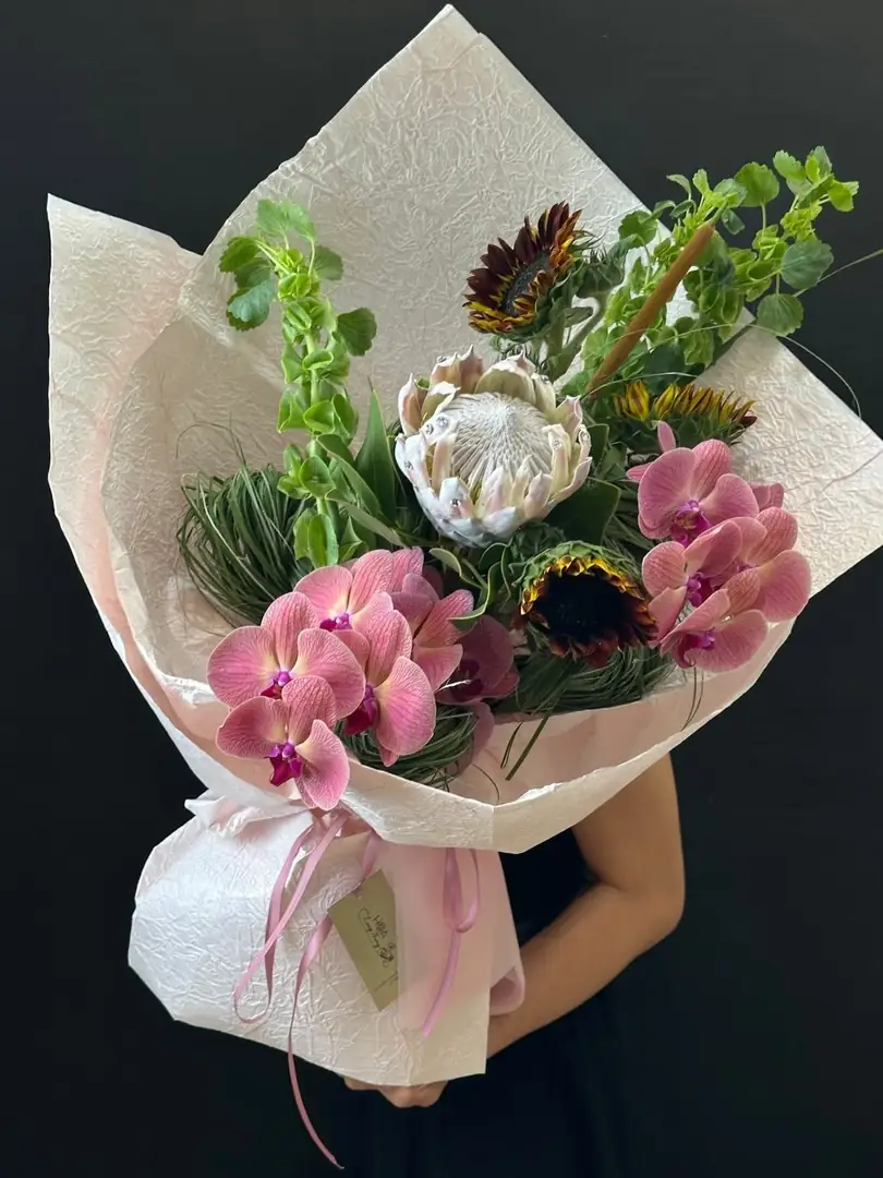 Bó protea, lan hồ điệp hồng và hướng dương