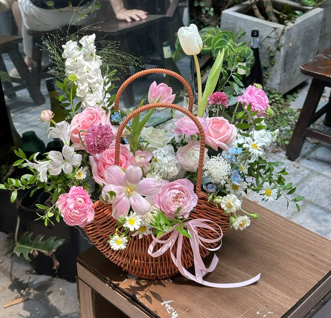 Giỏ mây hoa hồng và tulip mix - Ảnh 1