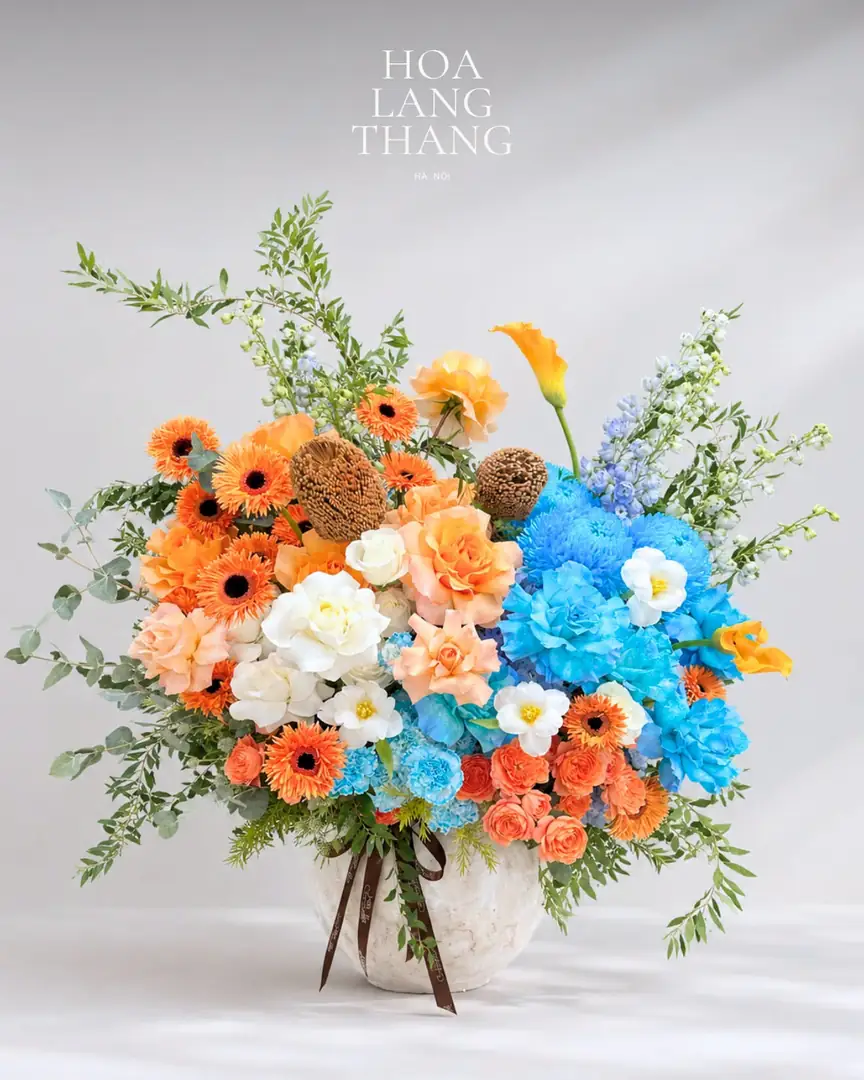 Bình hoa đồng tiền cam và cẩm chướng xanh