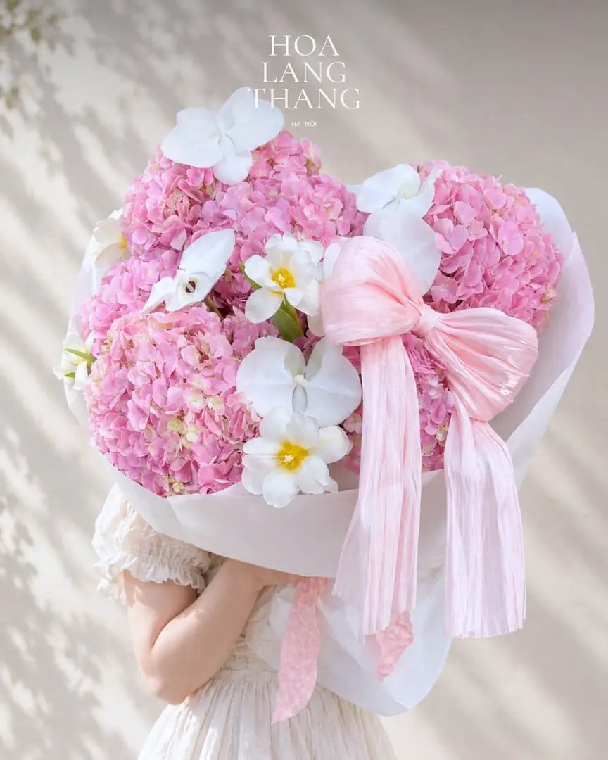 Bó cẩm tú cầu hồng nơ lụa và lan trắng - Ảnh 1