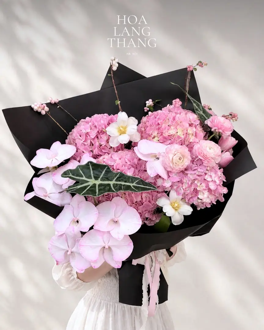 Bó cẩm tú cầu hồng và lan hồ điệp giấy đen - Ảnh 1