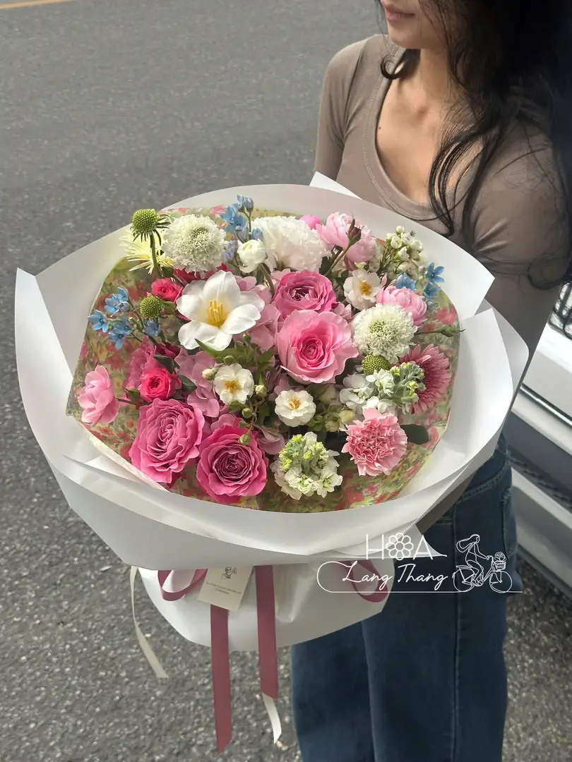 Bó hồng đậm mix hoa tông hồng - Ảnh 1