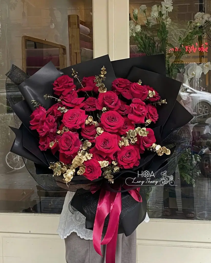 Bó hồng đỏ phối lá vàng giấy đen - Ảnh 1